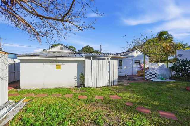 3 of 18 - 230 Sw 14th Street, Dania Beach, FL