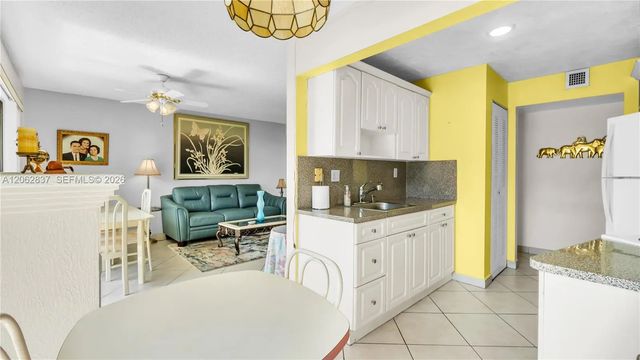 5 of 23 - 1820 W 53rd Street #204, Hialeah, FL