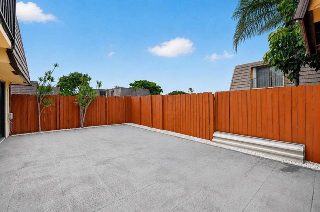 5 of 40 - 744 Springdale Circle, Palm Springs, FL