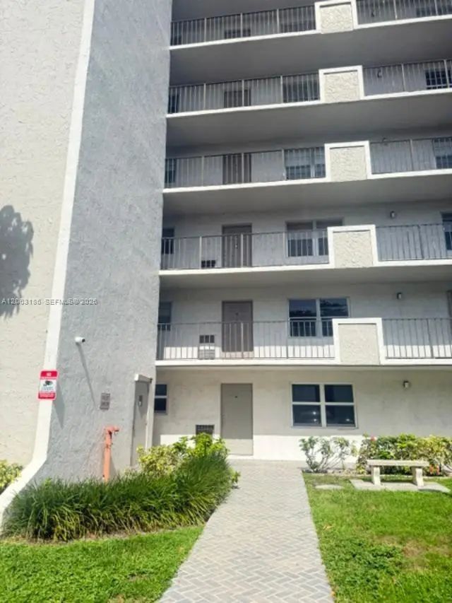 2 of 8 - 3100 W Rolling Hills Circle #101, Davie, FL