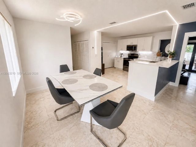 5 of 35 - 18150 Nw 82nd Avenue, Hialeah, FL