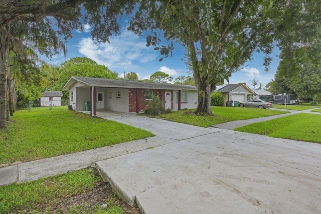 2 of 40 - 2907 Sherwood Lane, Fort Pierce, FL