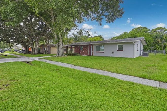 4 of 40 - 2907 Sherwood Lane, Fort Pierce, FL