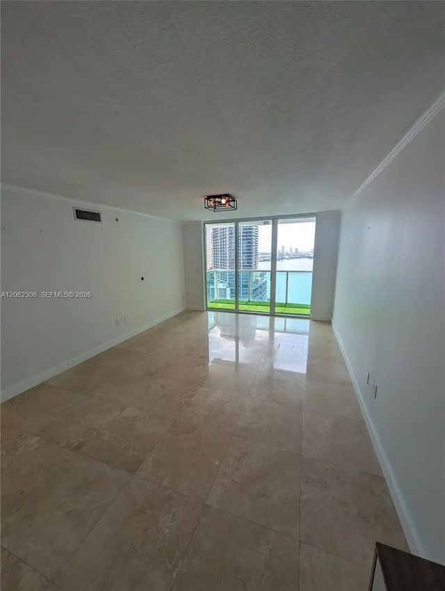 2 of 23 - 31 Se 5 #3002, Miami, FL
