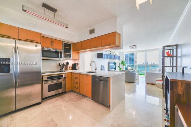 3 of 23 - 31 Se 5 #3002, Miami, FL