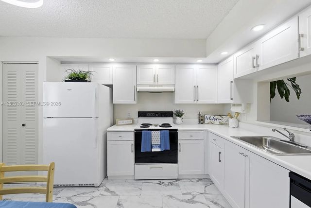 1200 Sw 137th Avenue #308e, Pembroke Pines