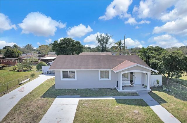 2 of 27 - 3280 Nw 213th Terrace, Miami Gardens, FL