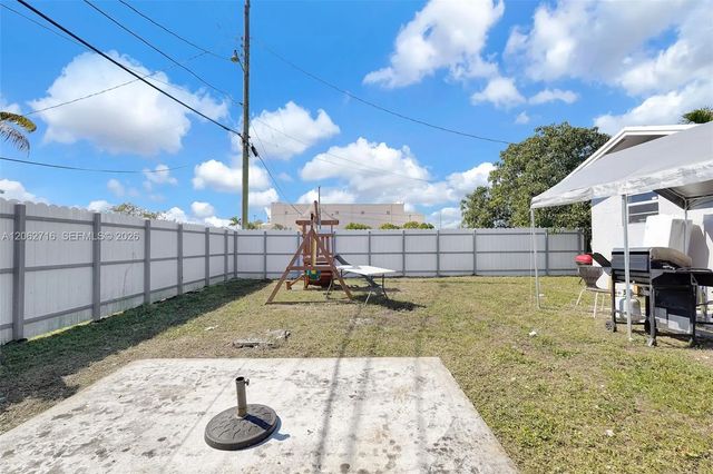 4 of 27 - 3280 Nw 213th Terrace, Miami Gardens, FL