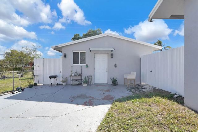 5 of 27 - 3280 Nw 213th Terrace, Miami Gardens, FL