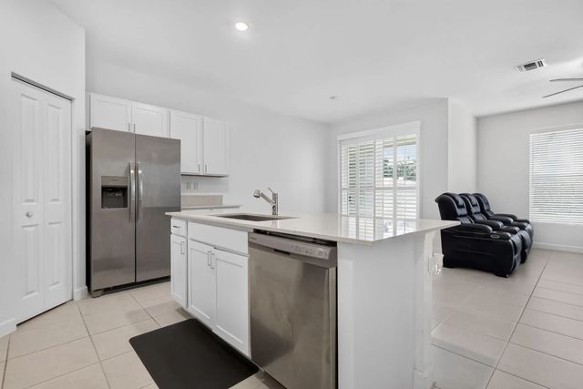 2 of 32 - 4168 Lagoon Shore Drive, Lake Worth, FL