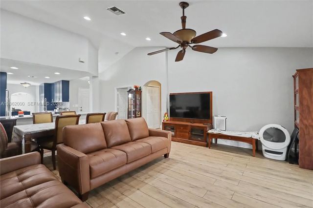 4 of 33 - 572 Se 18th Drive, Homestead, FL