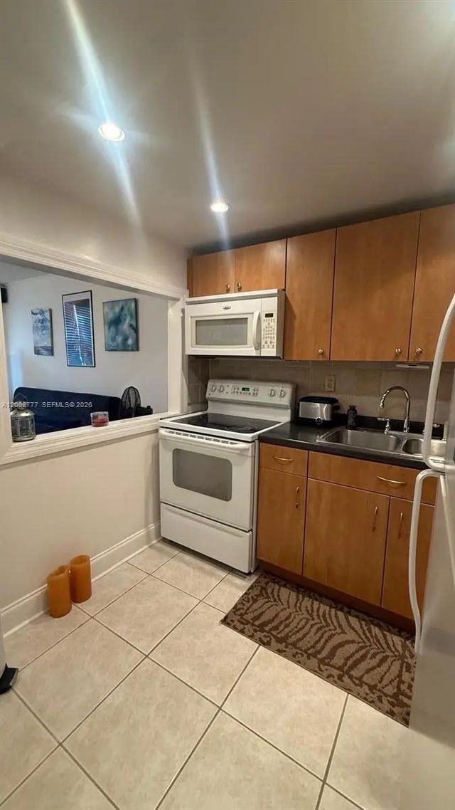 3 of 14 - 9081 Sunrise Lakes Boulevard #105, Sunrise, FL