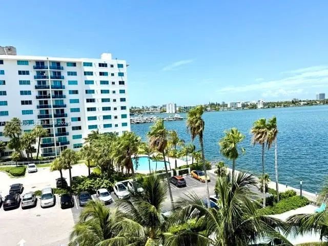 7501 E Treasure Drive #5h, North Bay Village