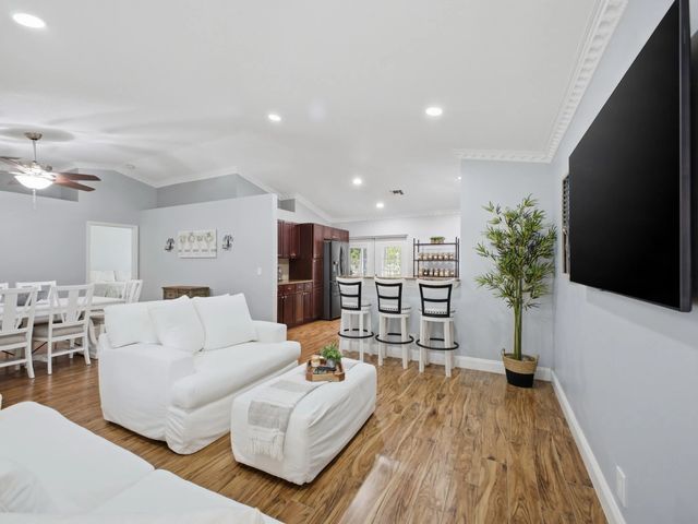 4 of 32 - 5418 Club Circle, Haverhill, FL