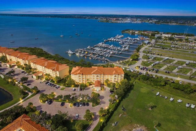 34 Harbour Isle Drive W #ph05, Fort Pierce