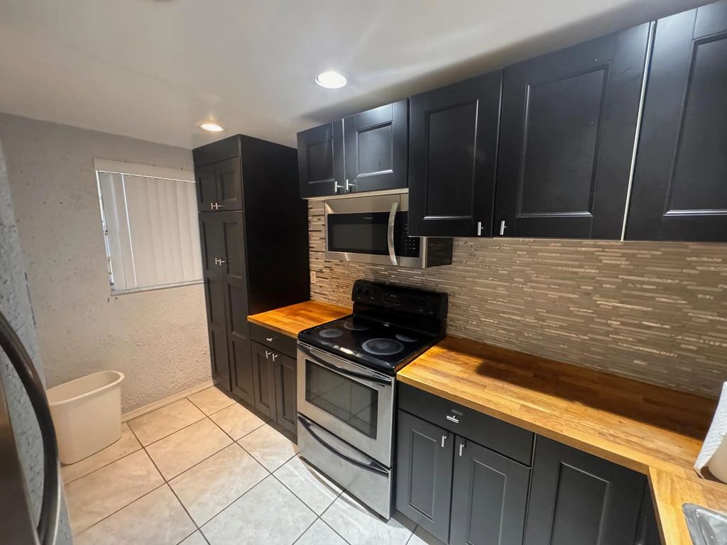 9480 Poinciana Place #310, Davie