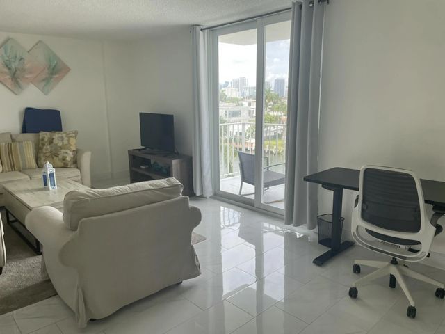 4 of 13 - 1731 Se 15th Street #505, Fort Lauderdale, FL