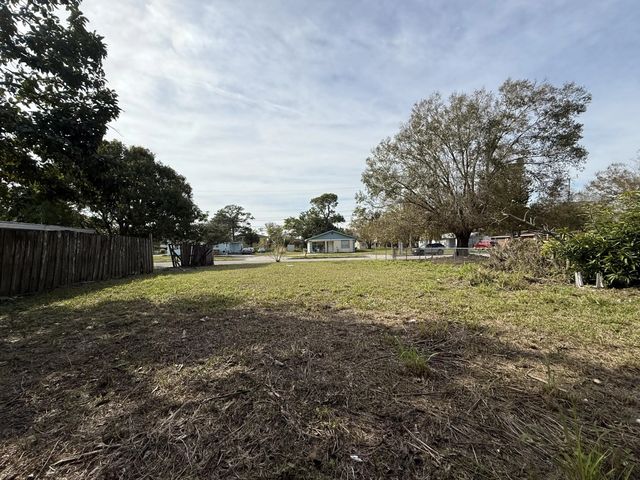 4 of 7 - 804 N 22nd Street, Fort Pierce, FL