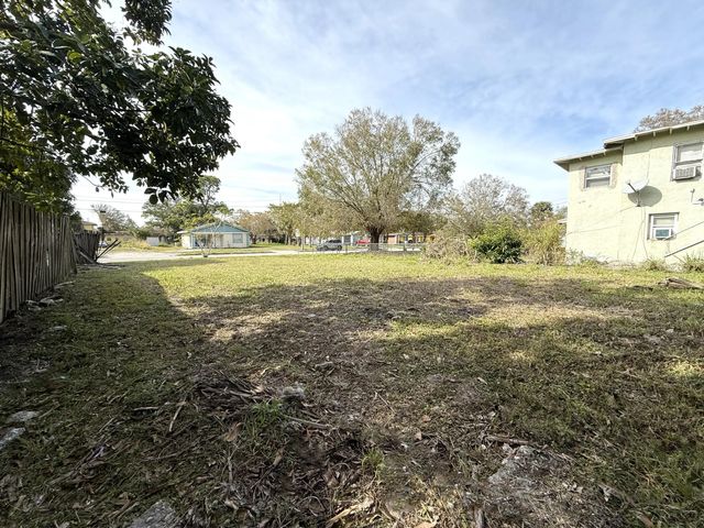 5 of 7 - 804 N 22nd Street, Fort Pierce, FL