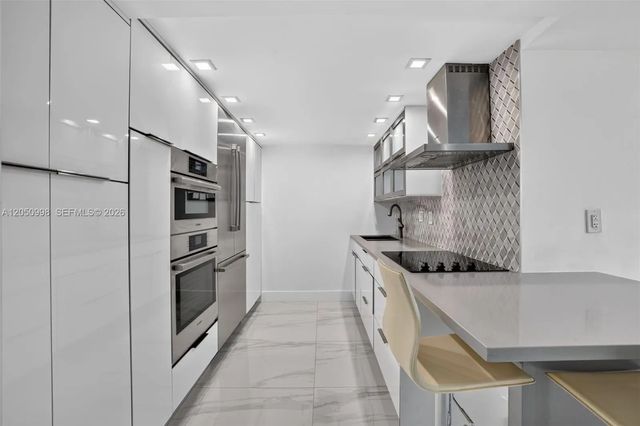 4 of 21 - 6039 Collins Avenue #1624, Miami Beach, FL