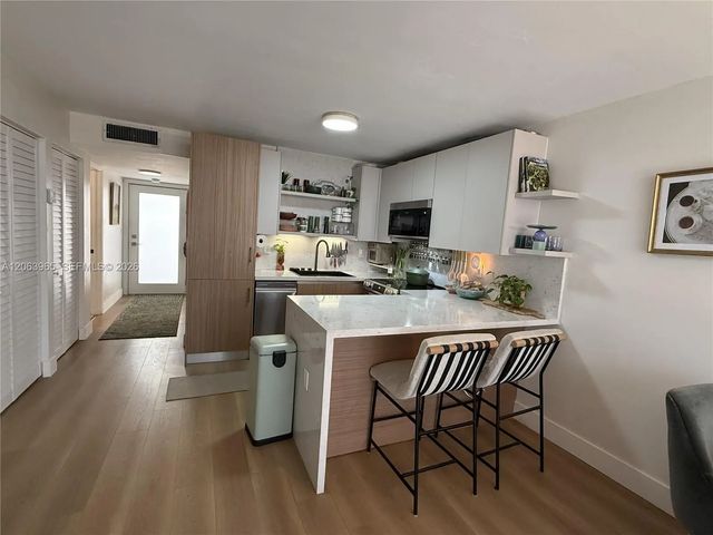 3 of 40 - 1666 West Avenue #305, Miami Beach, FL