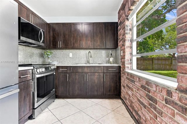 5 of 25 - 200 N 69th Terrace, Hollywood, FL
