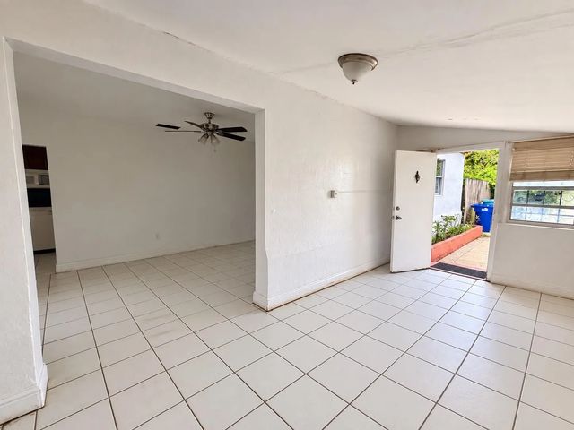 3 of 9 - 445 Ne 163rd Street, Miami, FL