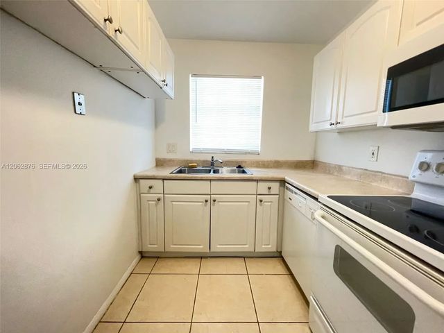 4 of 13 - 4951 Wedgewood Way #6, West Palm Beach, FL
