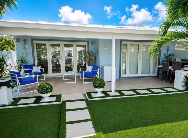 3 of 9 - 160 10th Street, Key Colony Beach, FL