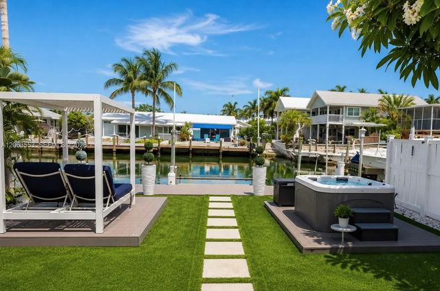 5 of 9 - 160 10th Street, Key Colony Beach, FL