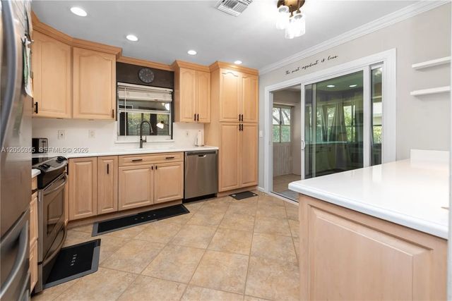 5 of 25 - 715 Se 22nd Lane, Homestead, FL