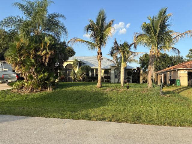 1901 Sw Monterrey Lane, Port St. Lucie
