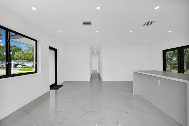 4 of 25 - 16930 Nw 37th Place, Miami Gardens, FL