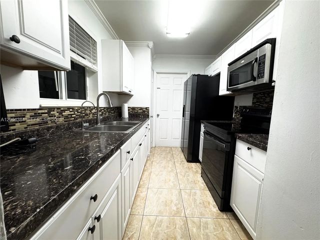 4 of 21 - 2950 Nw 210th Terrace, Miami Gardens, FL