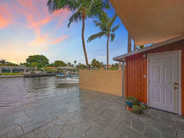 2205 Ne 1/2 123rd Street #2205, North Miami