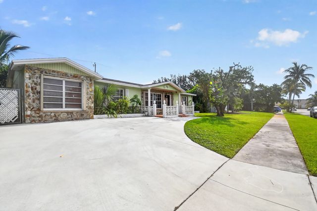 2 of 35 - 1826 16th Avenue N, Lake Worth Beach, FL