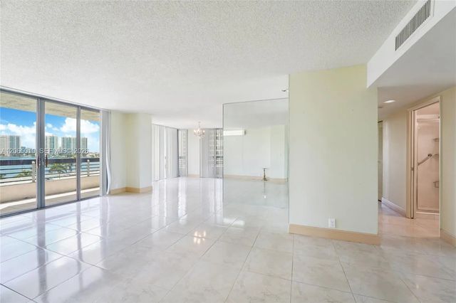 3 of 14 - 19101 Ne 36th Court #705, Aventura, FL
