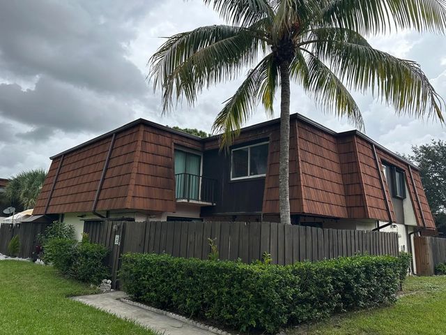 2100 White Pine Circle #d, Greenacres