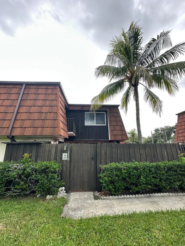 3 of 36 - 2100 White Pine Circle #d, Greenacres, FL