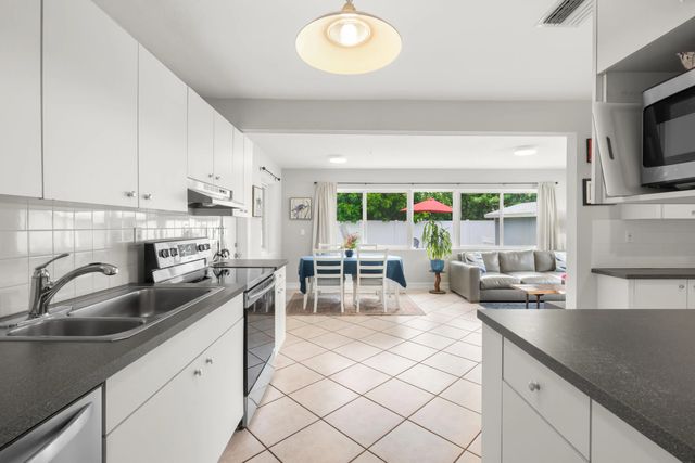 3 of 40 - 4761 Ne 2nd Terrace, Oakland Park, FL