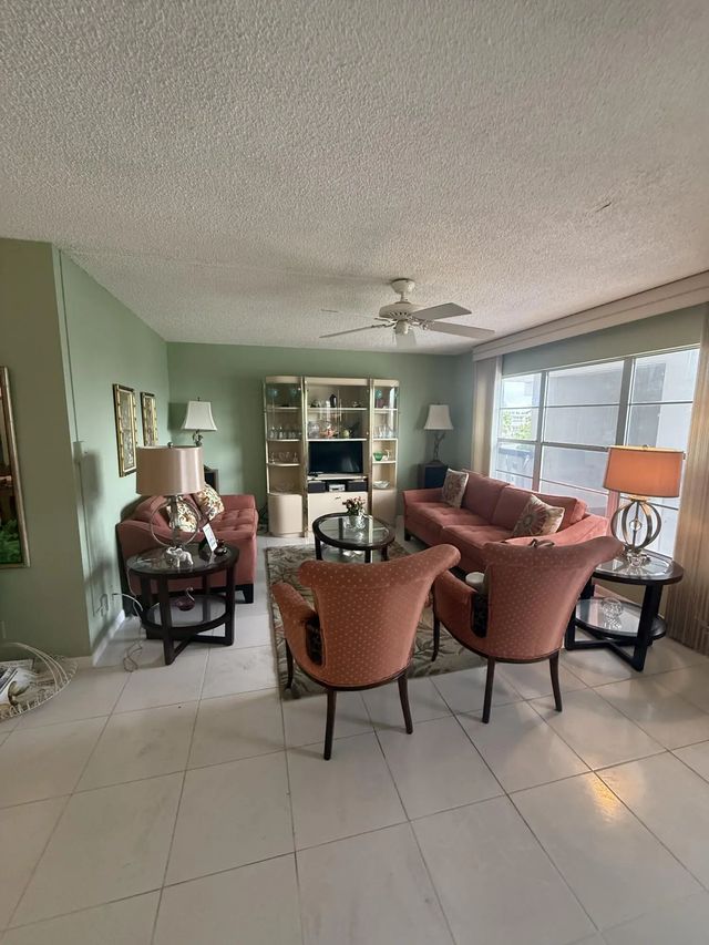 4 of 16 - 407 Greenbrier A, West Palm Beach, FL
