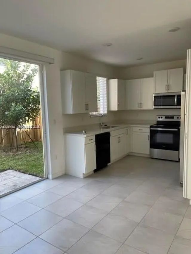 2 of 12 - 2435 Se 11th Street, Homestead, FL
