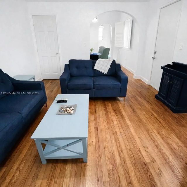 4 of 22 - 928 Euclid Avenue #6, Miami Beach, FL
