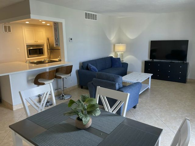 3 of 10 - 1731 Se 15th Street #206, Fort Lauderdale, FL