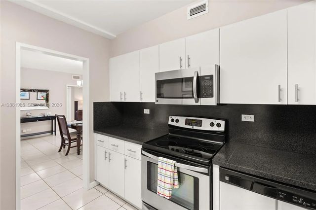 3 of 30 - 5601 Collins Avenue #1216, Miami Beach, FL