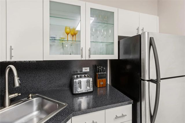 4 of 30 - 5601 Collins Avenue #1216, Miami Beach, FL