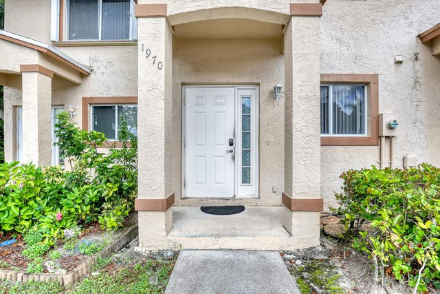 5 of 35 - 1970 Lakeview Drive W, Royal Palm Beach, FL