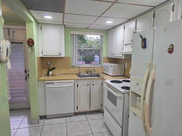 5 of 13 - 8101 S Sunrise Lakes Drive N #204, Sunrise, FL