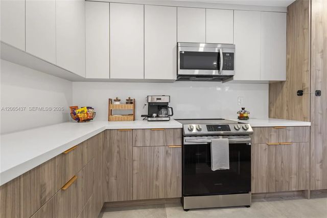 3 of 49 - 1042 Nw 13th Street, Fort Lauderdale, FL