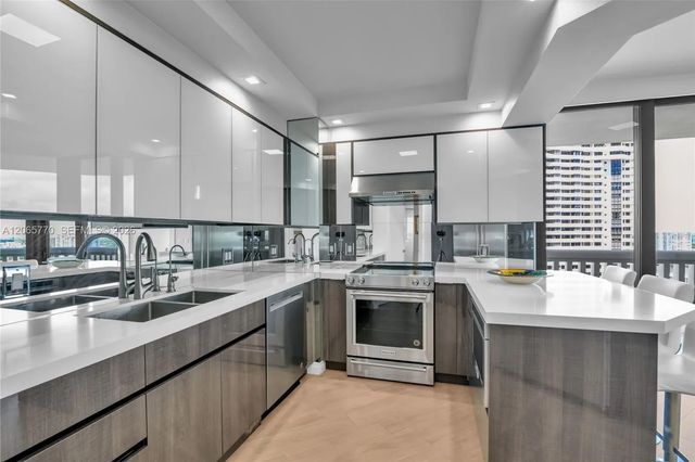2000 Island Boulevard #2006, Aventura